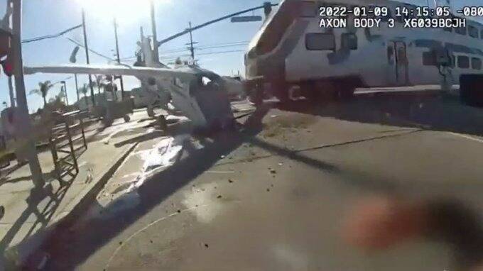 Un avion de tourisme s'écrase sur une voie ferrée à Los Angeles, le pilote sauvé in extremis avant le passage d'un train