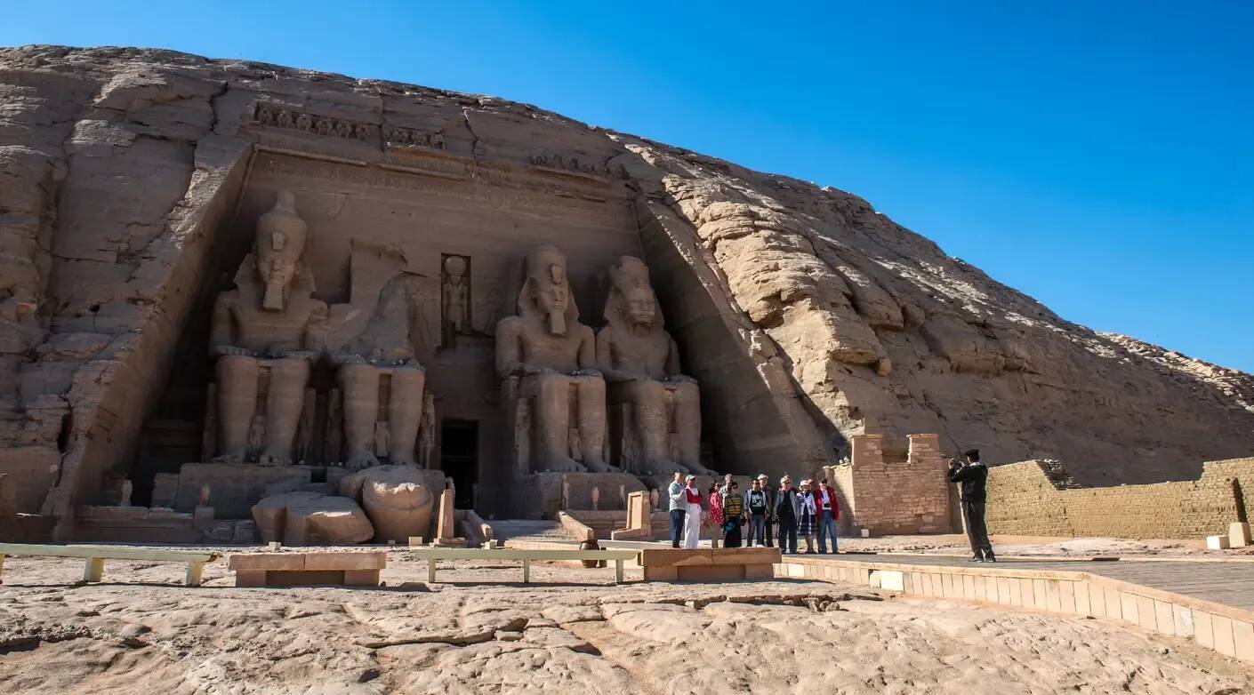 Trois personnes tentent de voler une statue millénaire de 10 tonnes du pharaon Ramsès II en Egypte