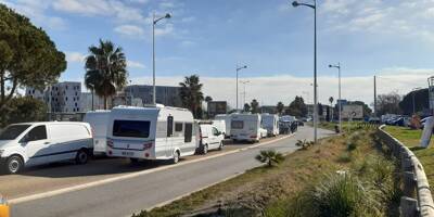 Les gens du voyage tentent de s'installer à La Bocca: 25 caravanes bloquées par les autorités à la sortie de l'autoroute