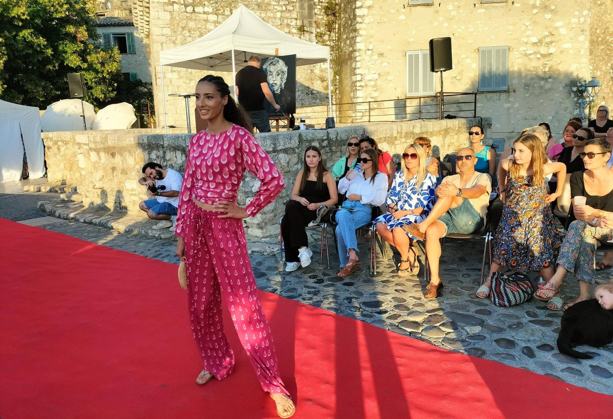 Découvrez gratuitement les dernières tendances lors d'un défilé de mode à Saint-Paul-de-Vence