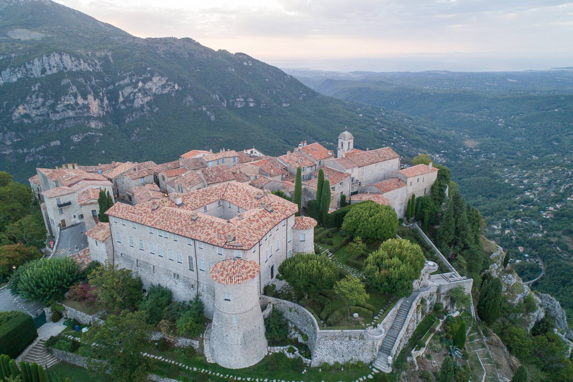 Entre ciel et pierre, Gourdon, le village suspendu à visiter
