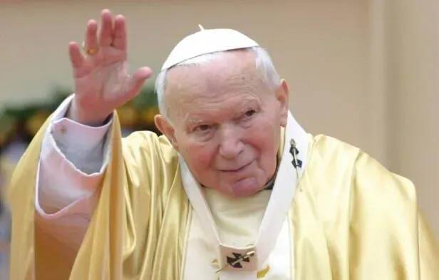 Des milliers de Polonais manifestent ce dimanche pour défendre la réputation de l'ex-pape Jean Paul II