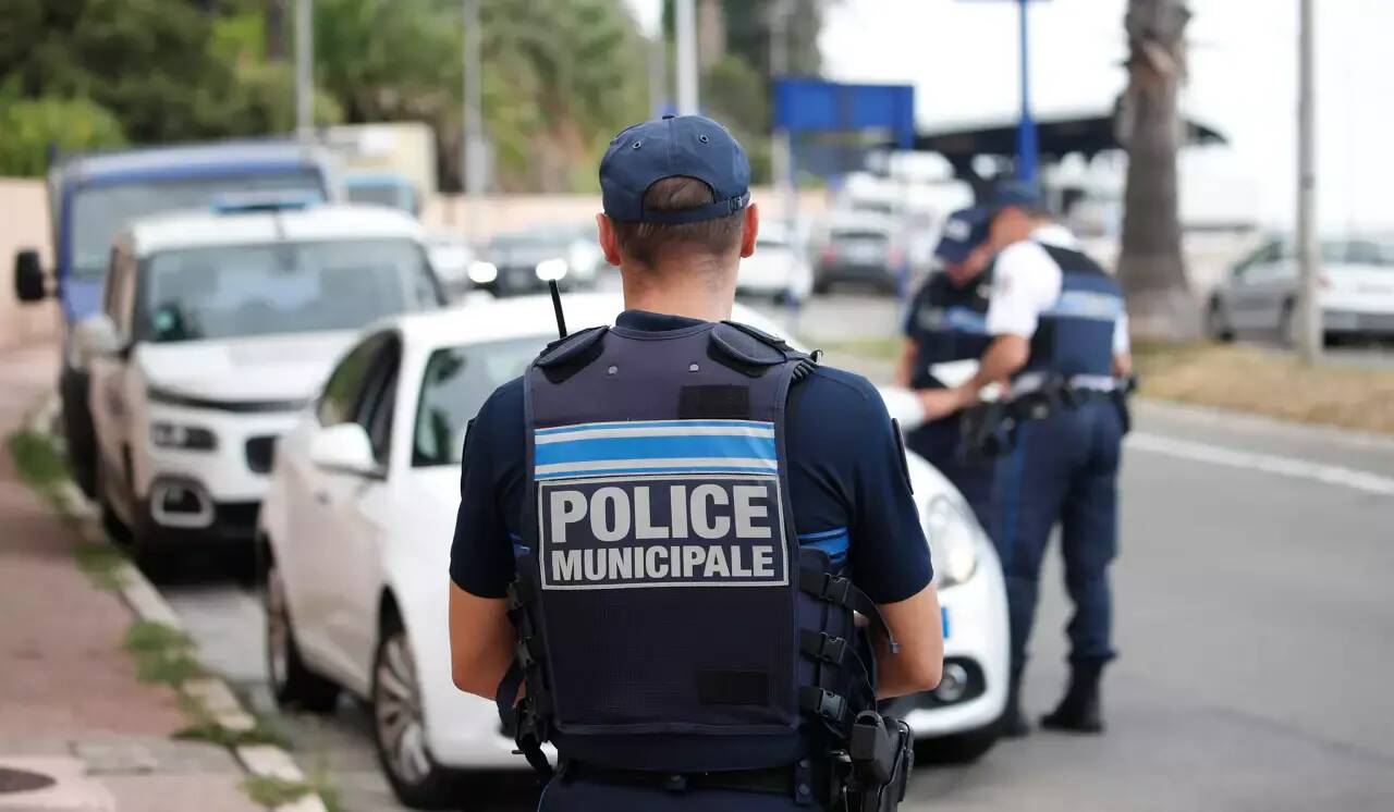 Refus d'obtempérer, fuite à pied... Ce que l'on sait de la collision qui a blessé trois policiers à Cannes
