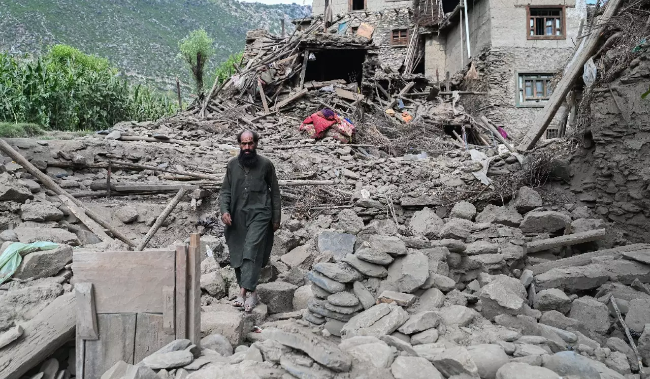 Le bilan est très lourd... En Afghanistan, l'espoir de trouver des rescapés du séisme s'amenuise