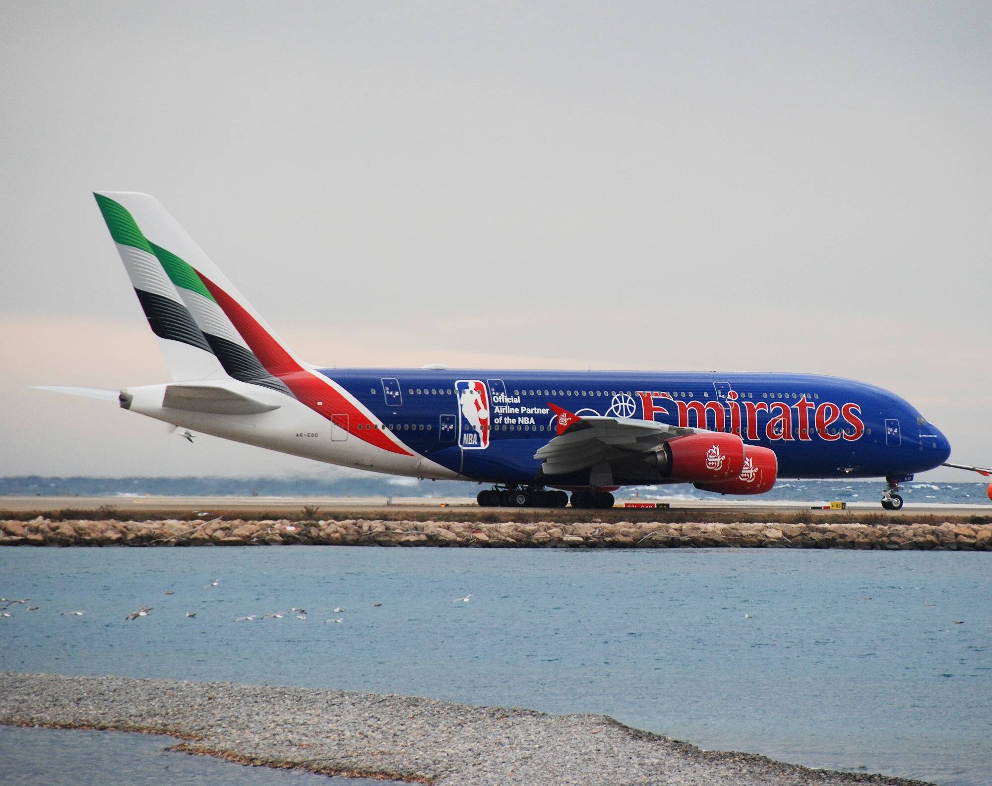 Quel est cet étrange avion aux couleurs de la NBA qui était à l'aéroport de Nice ce dimanche?