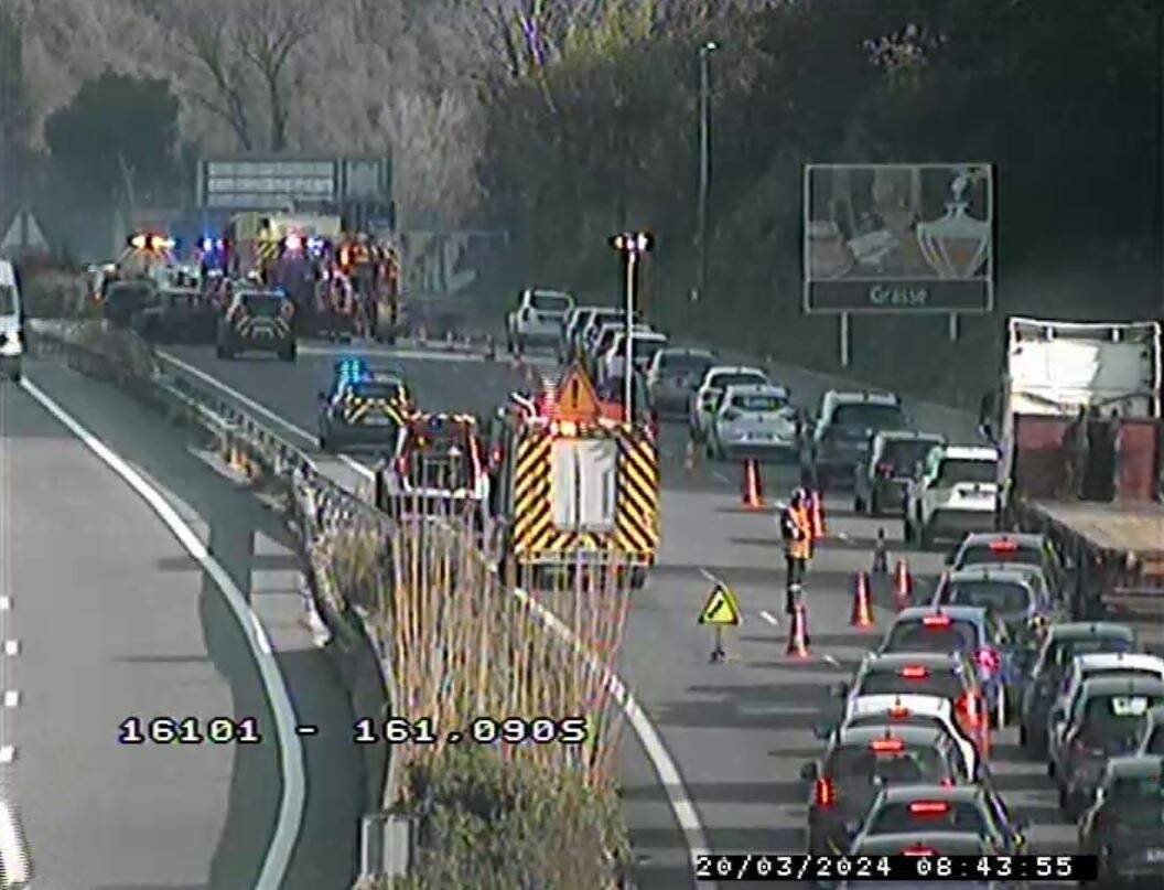 Deux véhicules en feu sur l'A8 ce mercredi matin, la circulation fortement perturbée en direction de l'Italie