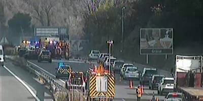Deux véhicules en feu sur l'A8 ce mercredi matin, la circulation fortement perturbée en direction de l'Italie