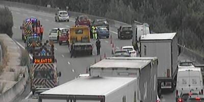 Un accident en cours sur l'autoroute A8 sur la Côte d'Azur, la circulation se fait sur la bande d'arrêt d'urgence
