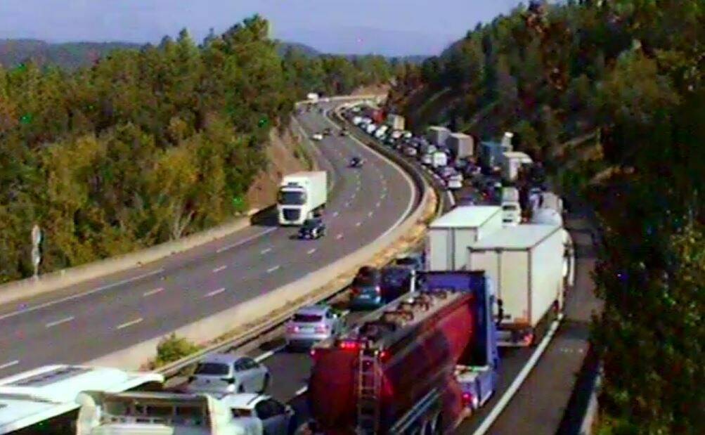 Un véhicule en feu sur l'autoroute A8, le trafic ralenti en direction de l'Italie