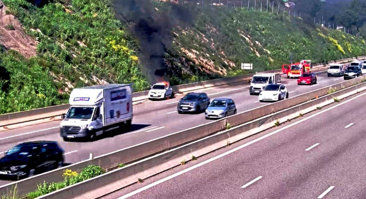 Un véhicule en feu sur l'autoroute A8, la circulation perturbée ce mardi après-midi