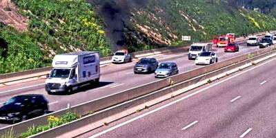 Un véhicule en feu sur l'autoroute A8, la circulation perturbée ce mardi après-midi