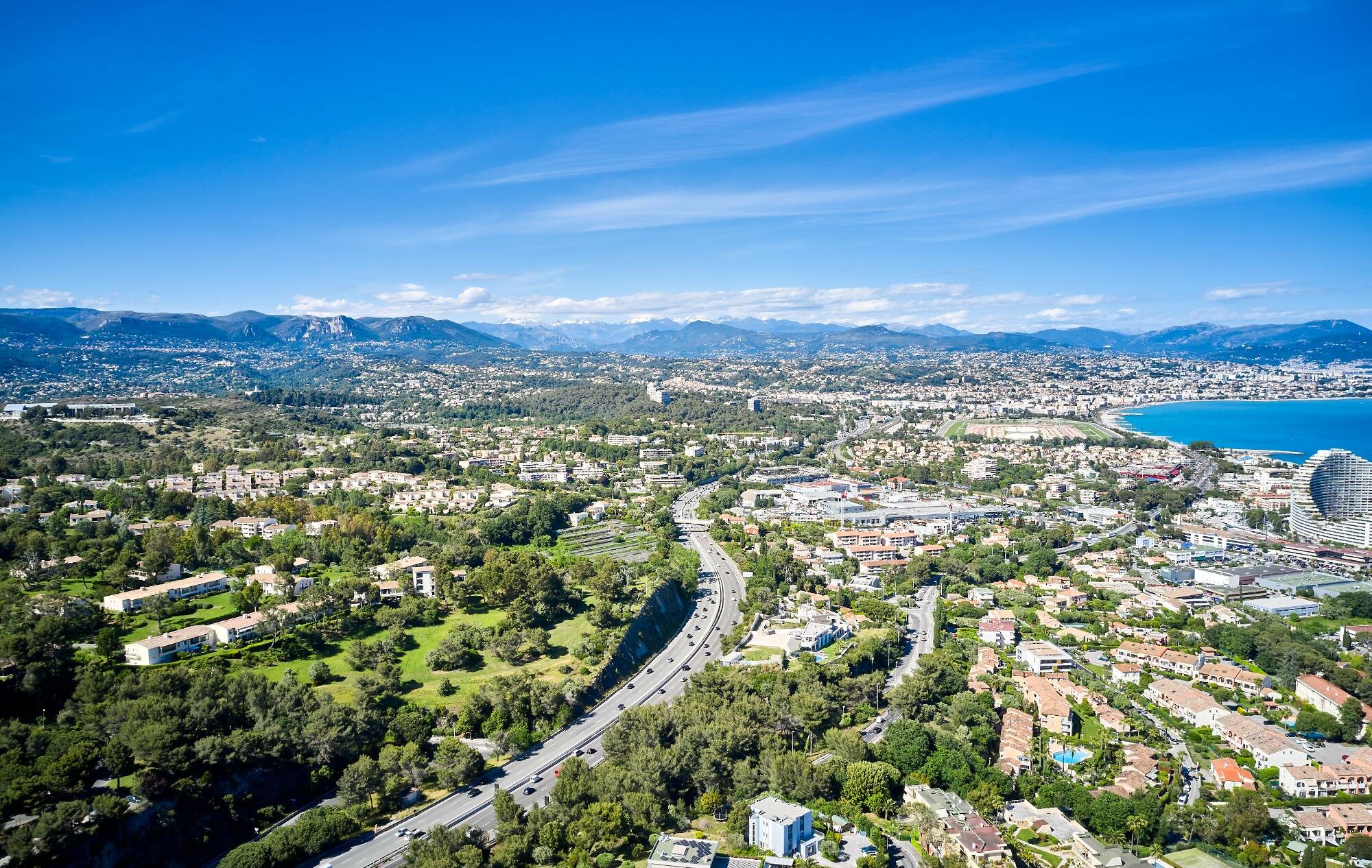 Circulation paralysée sur l'A8 en direction de l'Italie après un accident survenu aux alentours de midi ce lundi