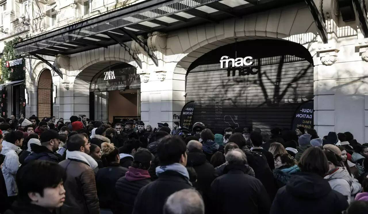 Prise d'assaut au premier jour de la liquidation des stocks, la Fnac des Champs-Elysées ferme définitivement une semaine plus tôt qu'annoncé