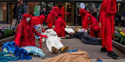 Pourquoi des femmes ont encerclé le parlement de la Suède d'une écharpe rouge tricotée à la main