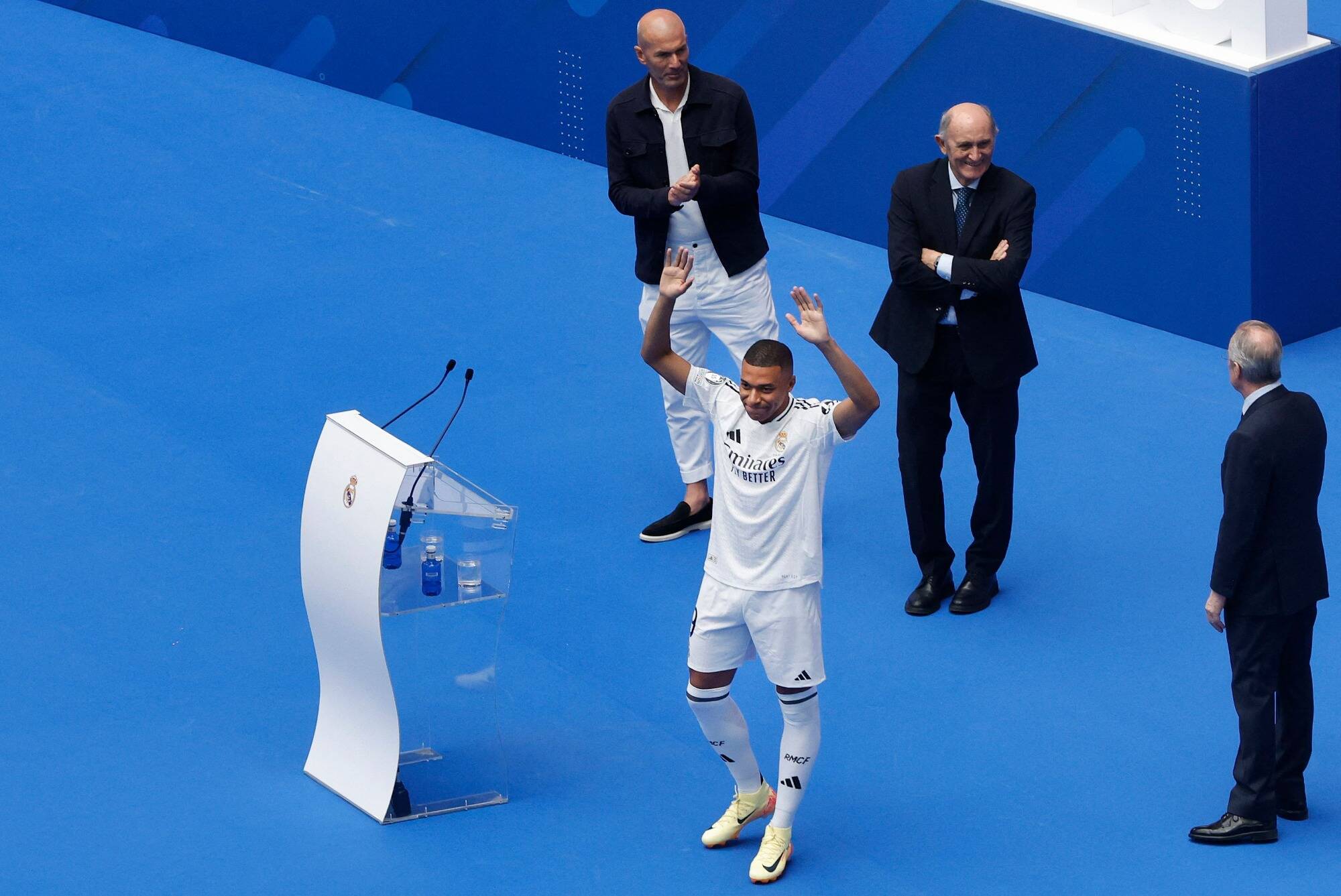 "Je vais donner ma vie pour ce club": les images de la présentation officielle de Kylian Mbappé à Madrid