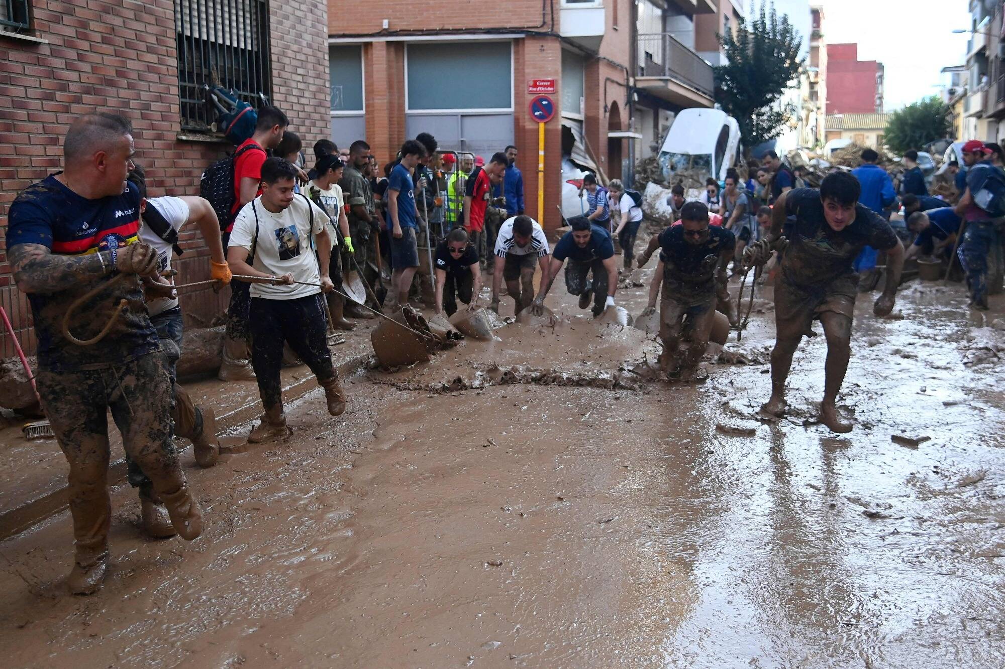 Inondations en espagne: au moins 213 morts, l'armée à la rescousse face au chaos... Suivez notre direct