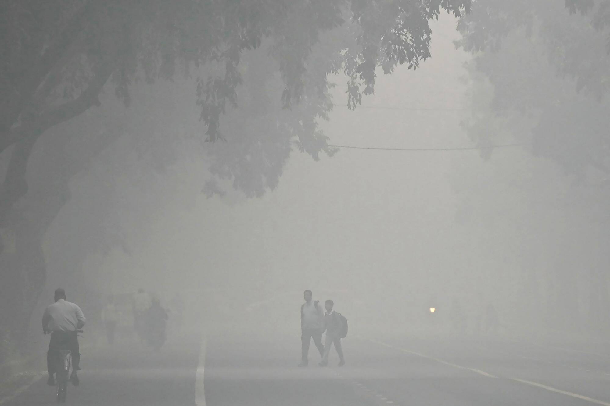 "J'ai les yeux qui brûlent": les images impressionnantes du nouveau pic de pollution de l'air à New Delhi