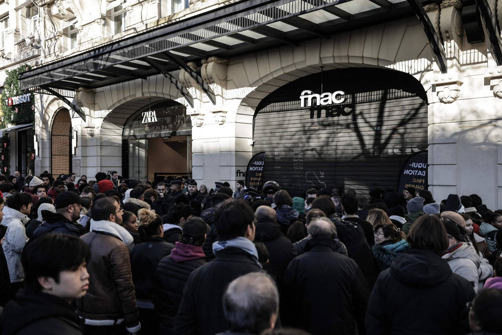 Voici les images impressionnantes des milliers de personnes essayant d'entrer pour le déstockage de la Fnac des Champs-Elysées à Paris