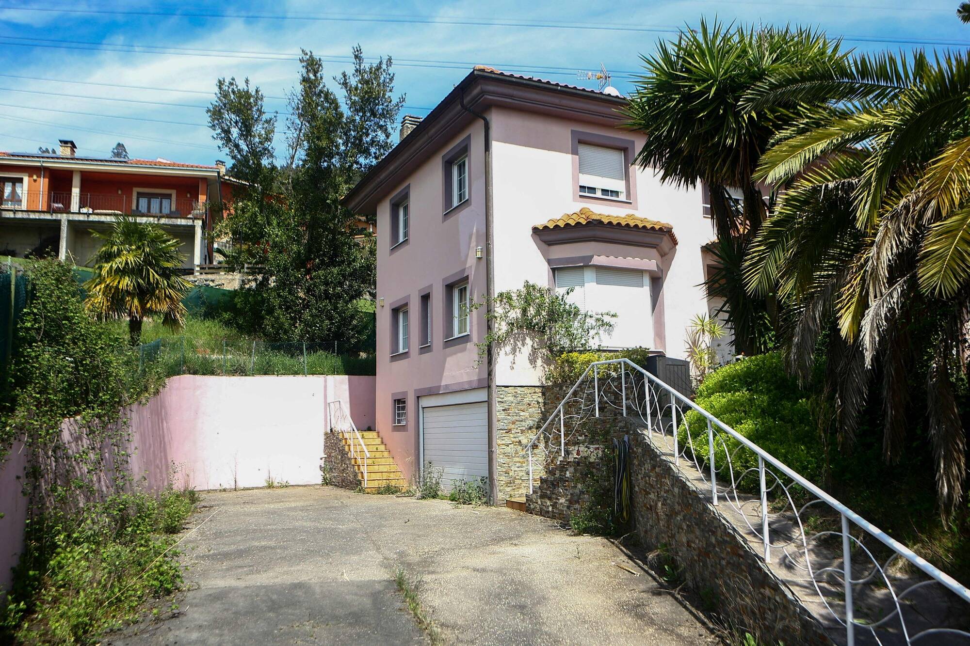 "Ils vivaient entourés d'ordures": un couple séquestrait ses enfants depuis plus de trois ans dans une "maison de l'horreur"