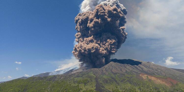 Fontaine de lave: les images impressionnantes de l'Etna alors qu'un énorme panache de cendres et de gaz s'échappe du volcan italien
