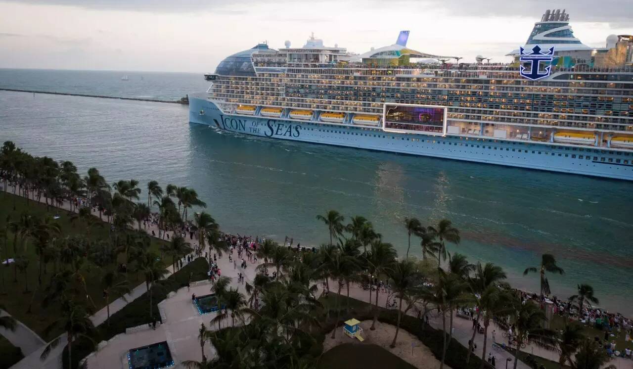 Drama en el crucero más grande del mundo: un pasajero muere al saltar del puente