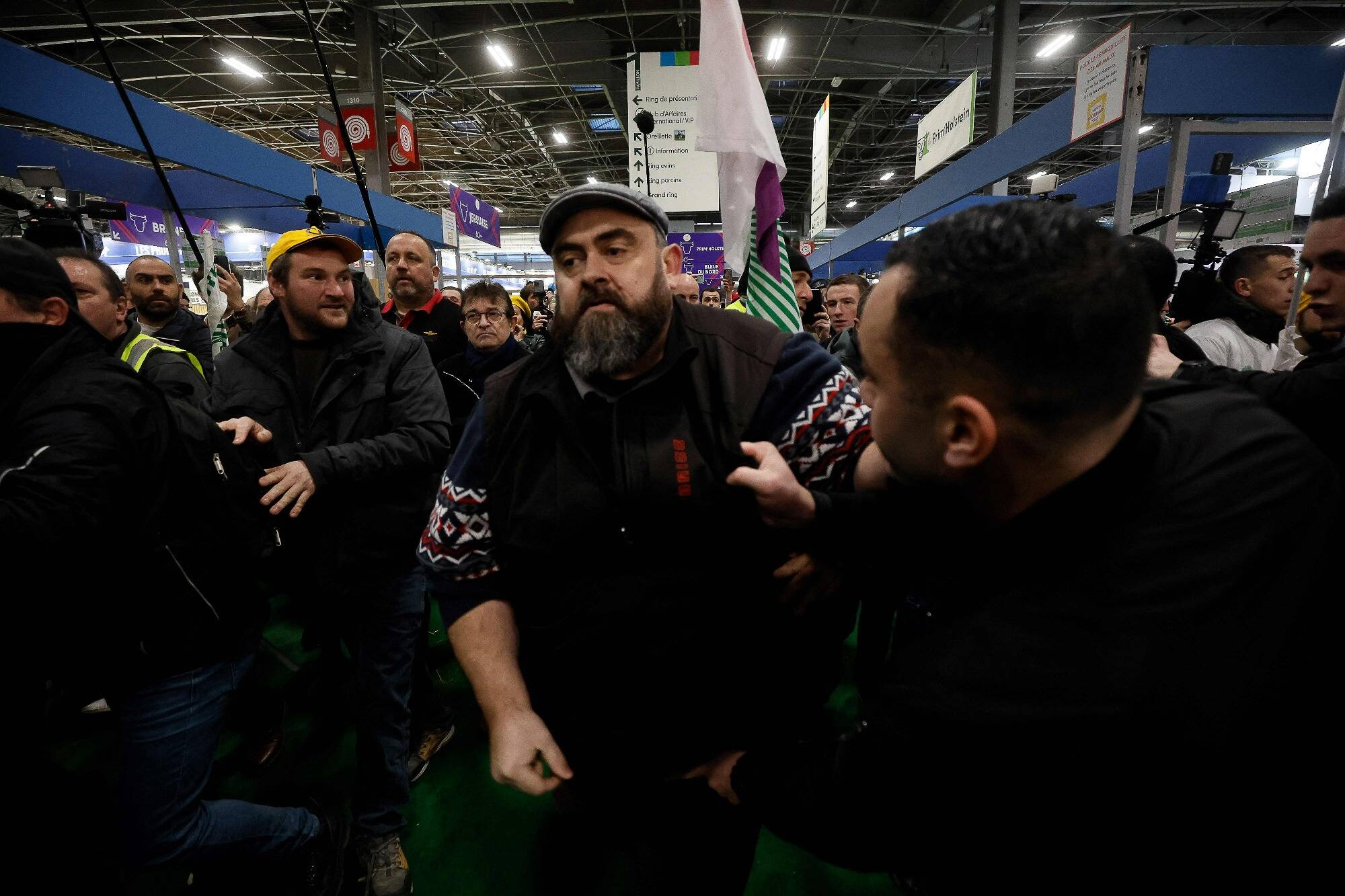 "La chasse au Macron est ouverte!": heurts et sifflets au Salon de l'agriculture, les manifestants cherchent le président de la République