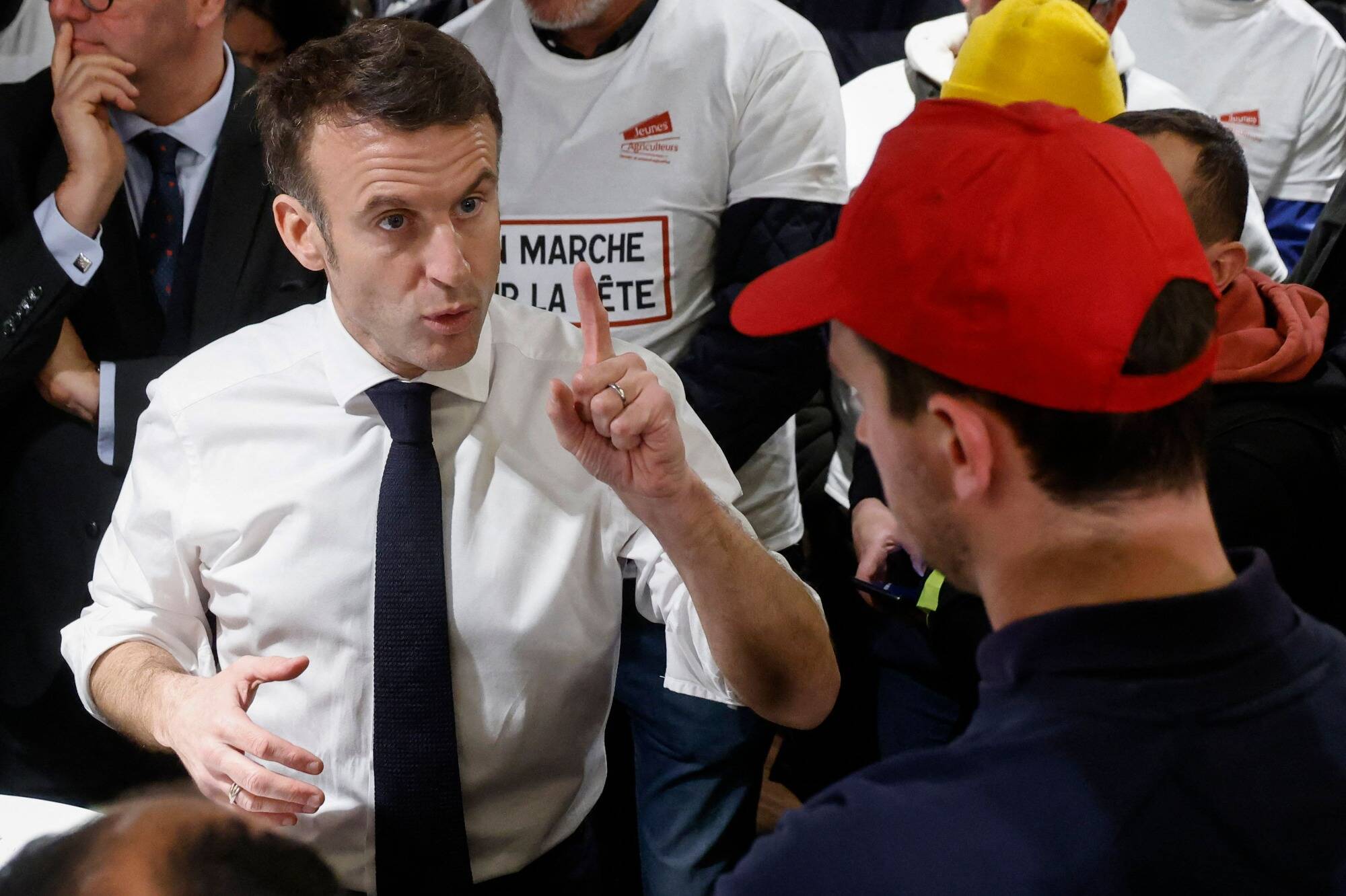 "Les smicards préfèrent des abonnements VOD à une alimentation plus saine": polémique après des propos rapportés d'Emmanuel Macron