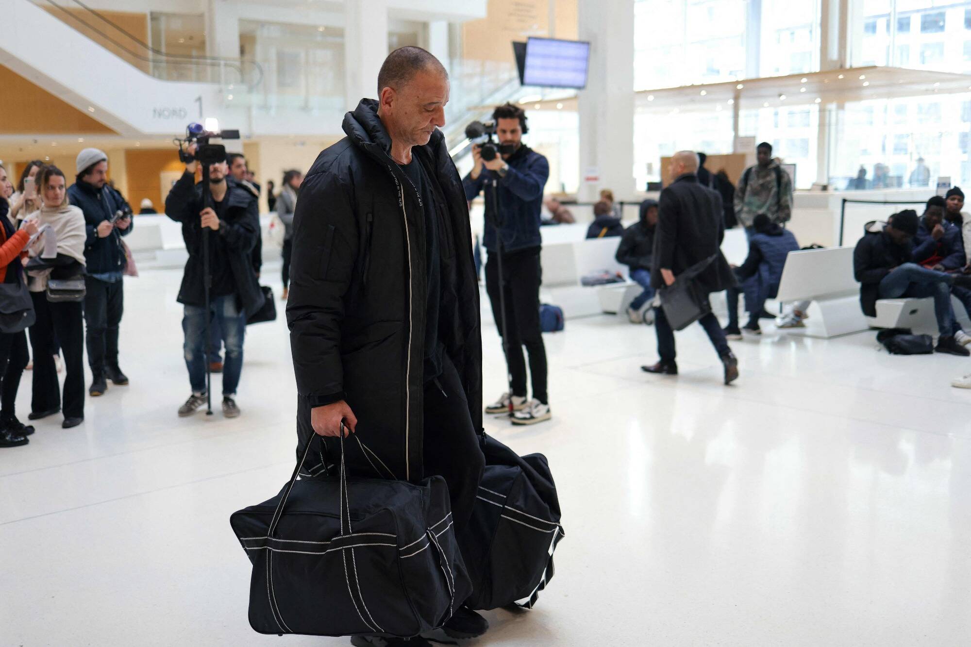 "Je me rends, la cavale n'existe plus": il est passé d'homme recherché à star de série, retour sur le parcours hors normes de Marco Mouly le célèbre escroc à la taxe carbone