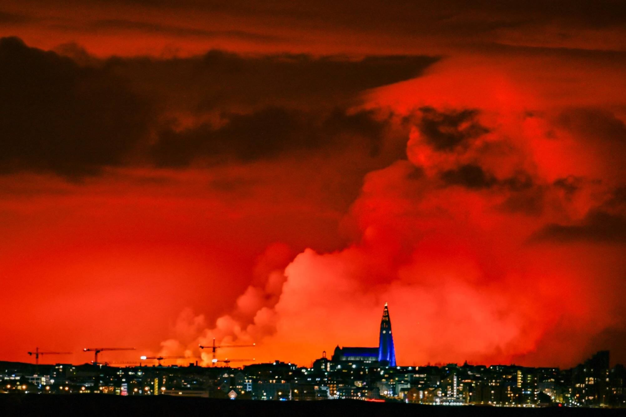 En Islande, les images folles de la quatrième éruption volcanique sur la péninsule de Reykjanes