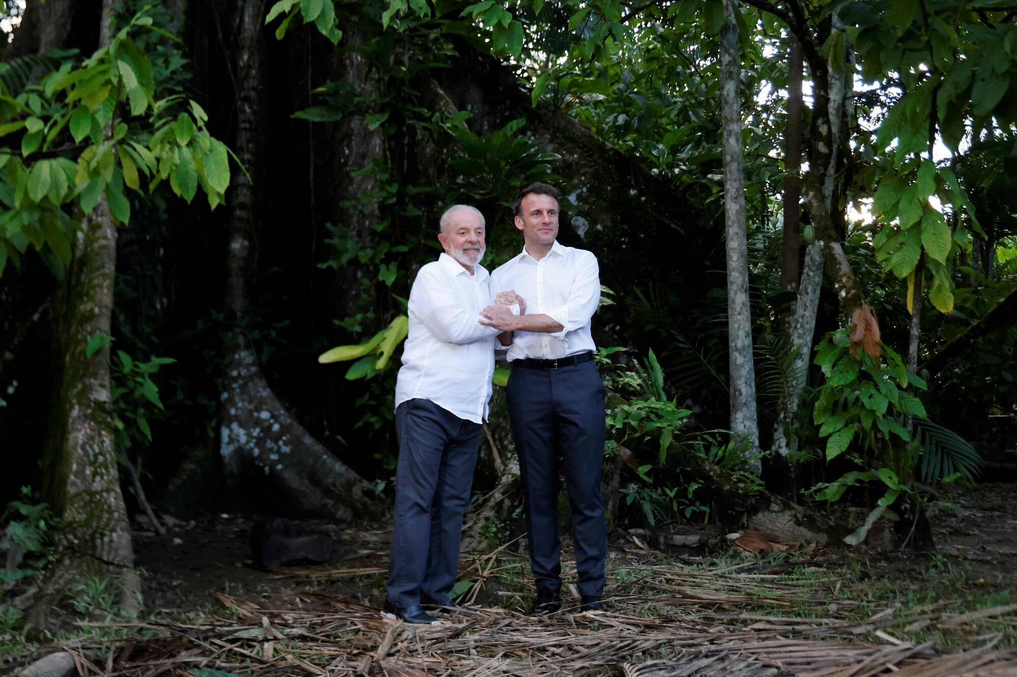 "Ils vont se marier en Amazonie et faire leur voyage de noces à Paris": Emmanuel Macron répond aux mèmes sur ses photos de "mariage" avec Lula