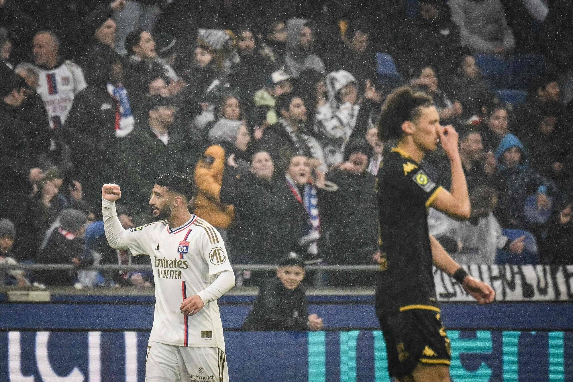 L'AS Monaco offre le titre au PSG et de l'espoir à ses poursuivants en perdant à Lyon (3-2)