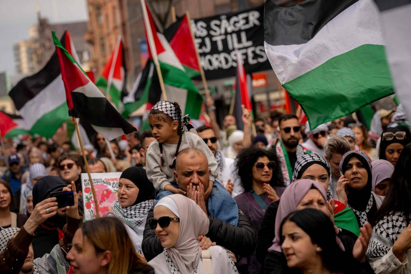 Près de 12.000 personnes ont manifesté jeudi dans la ville hôte contre la participation d'Israël.