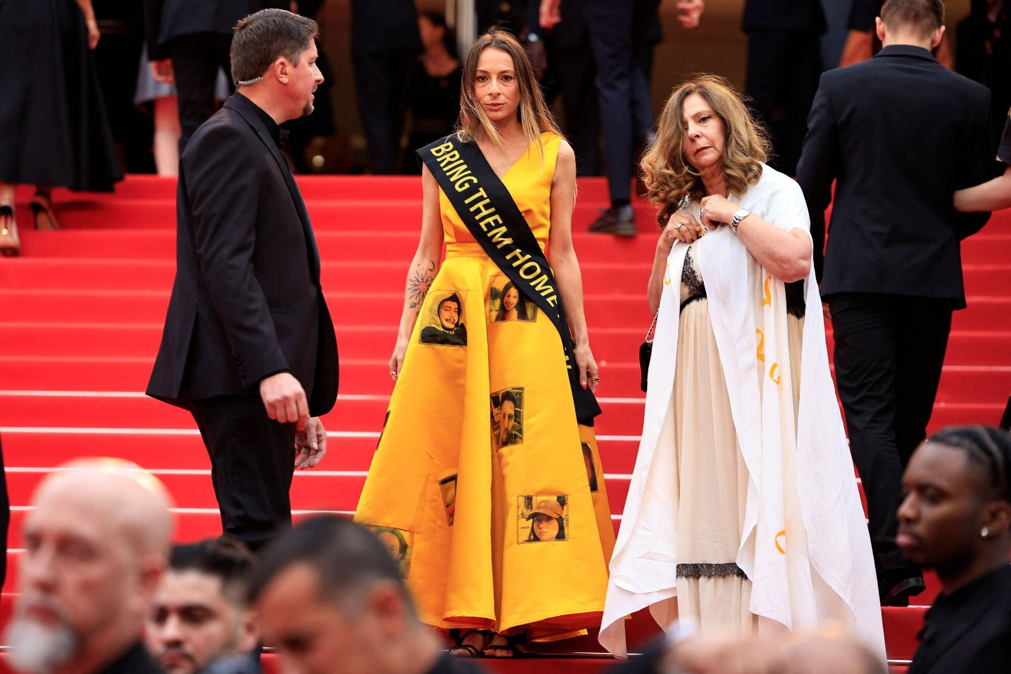 77e Festival de Cannes: survivante du massacre du 7 octobre en Israël, elle monte les marches avec une robe ornée des visages des otages
