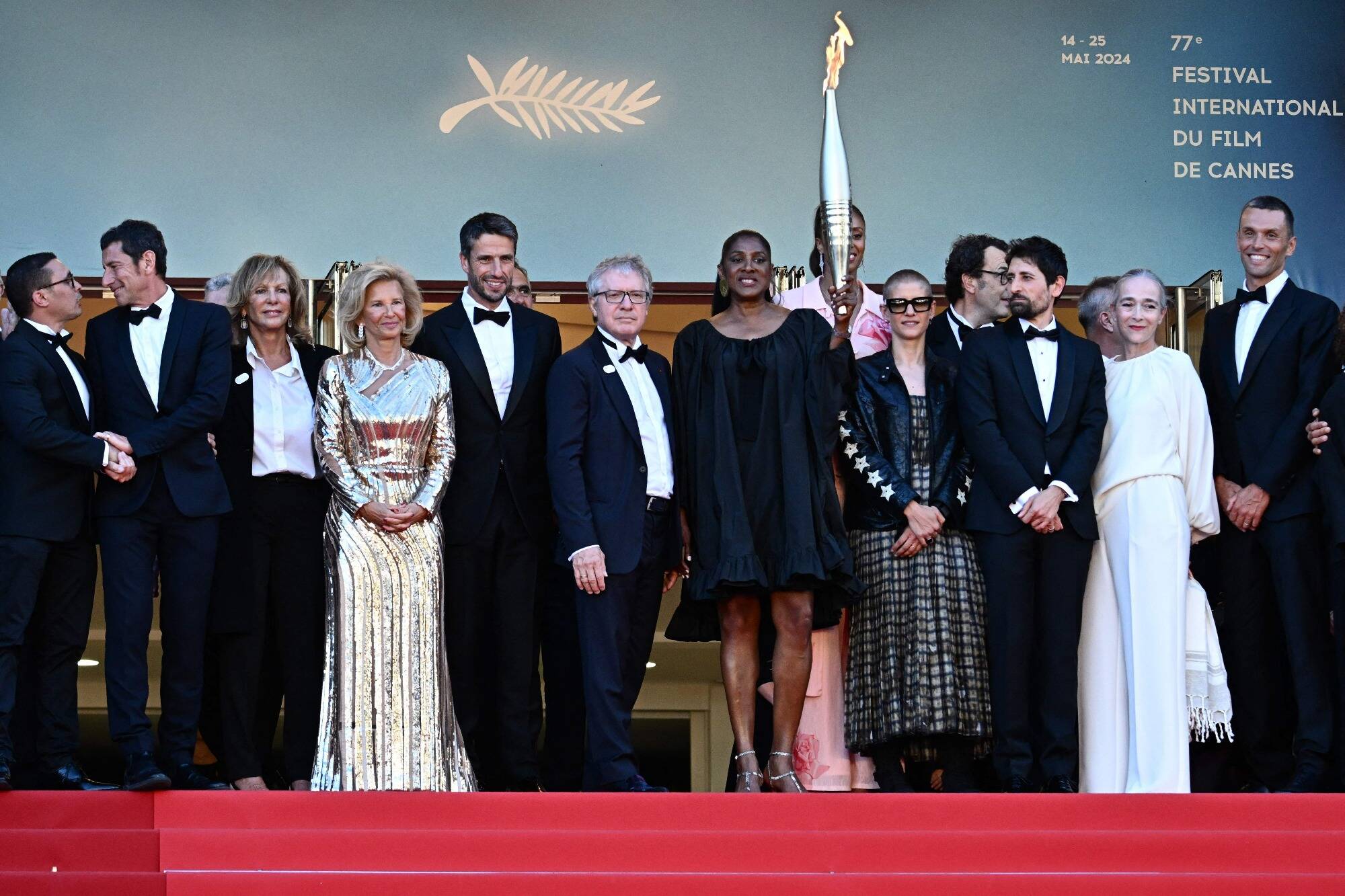 Festival de Cannes: les images historiques du passage de la Flamme Olympique sur la Croisette ce mardi