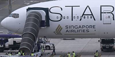 "Une femme criait à l'agonie": des passagers soulagés arrivent à Singapour après le "vol fou" qui a fait un mort et plusieurs blessés