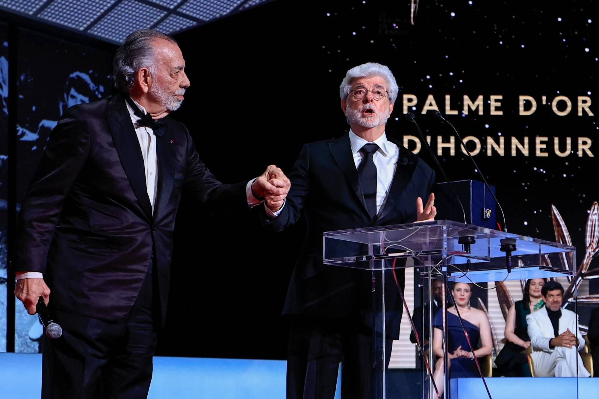 Festival de Cannes: les images attendrissantes de Francis Ford Coppola remettant une Palme d'or d'honneur à George Lucas