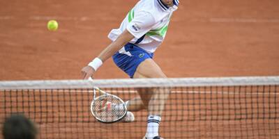 Roland-Garros: le Français Arthur Rinderknech se blesse en frappant un panneau publicitaire et doit abandonner au deuxième tour