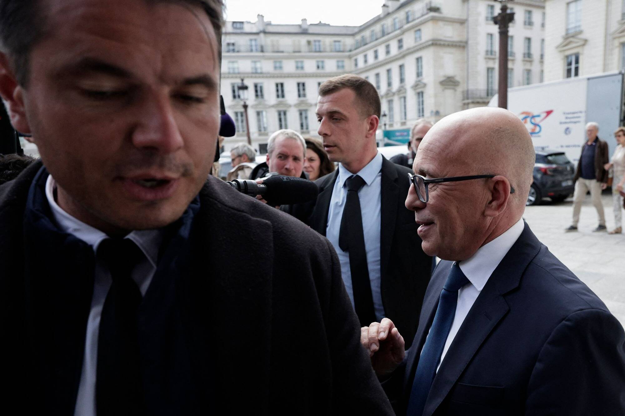 Crise chez les LR: Eric Ciotti de retour à son bureau, un déjeuner avec Jordan Bardella, le soutien de Bellamy pour le RN au second tour... ce qu'il faut retenir à la mi-journée