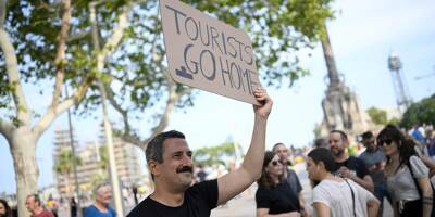 A Barcelone, les habitants en colère visent les touristes avec des pistolets à eau pour protester contre le surtourisme