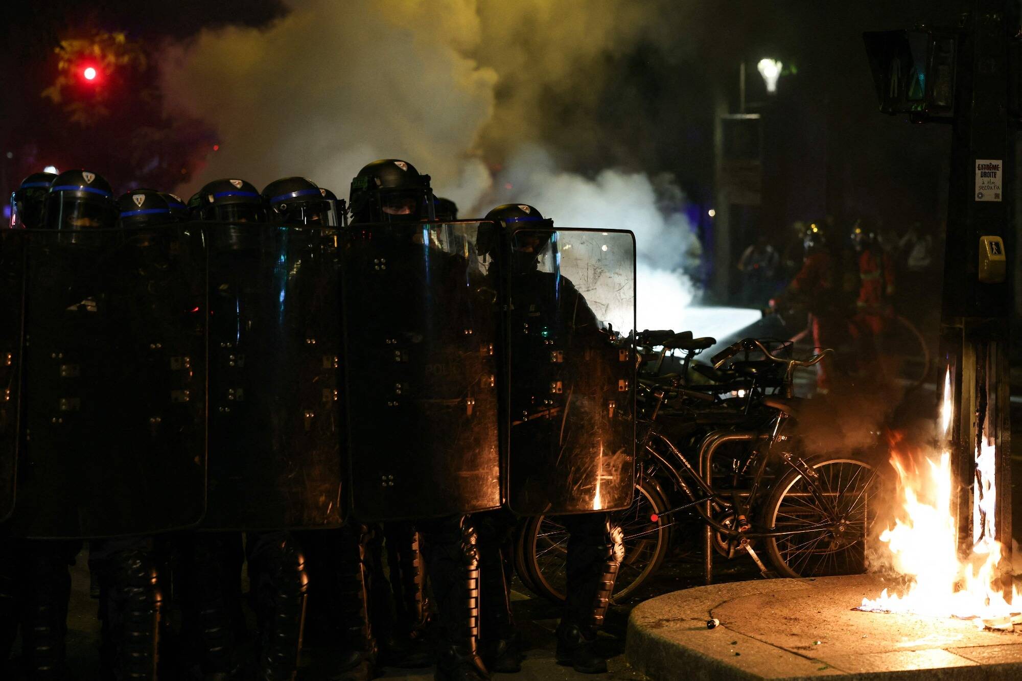 Élections législatives: jets de projectiles et gaz lacrymogènes après les célébrations à Paris