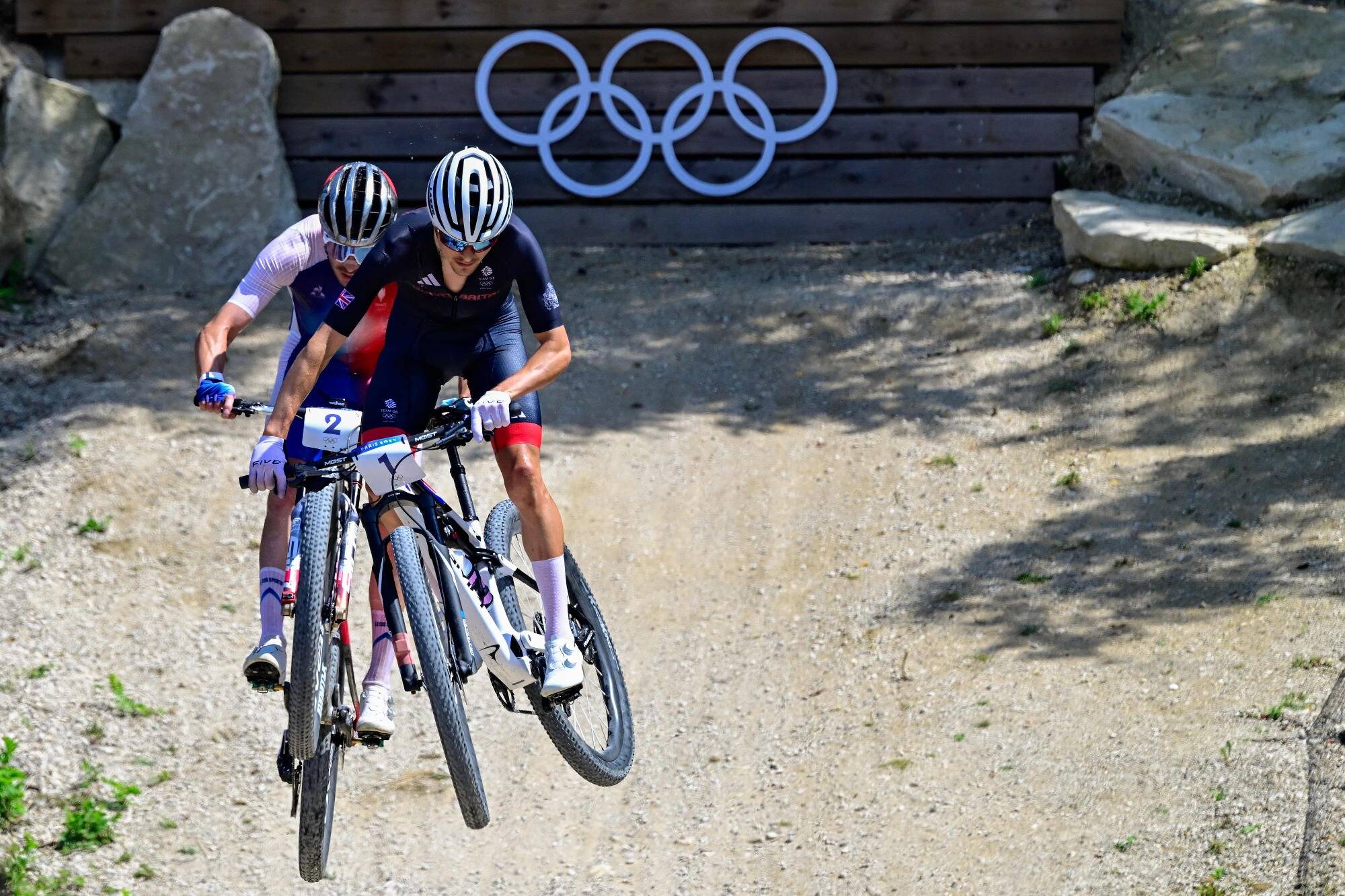 Le Français Victor Koretzky s'empare de la médaille d'argent du VTT, derrière Tom Pidcock en or