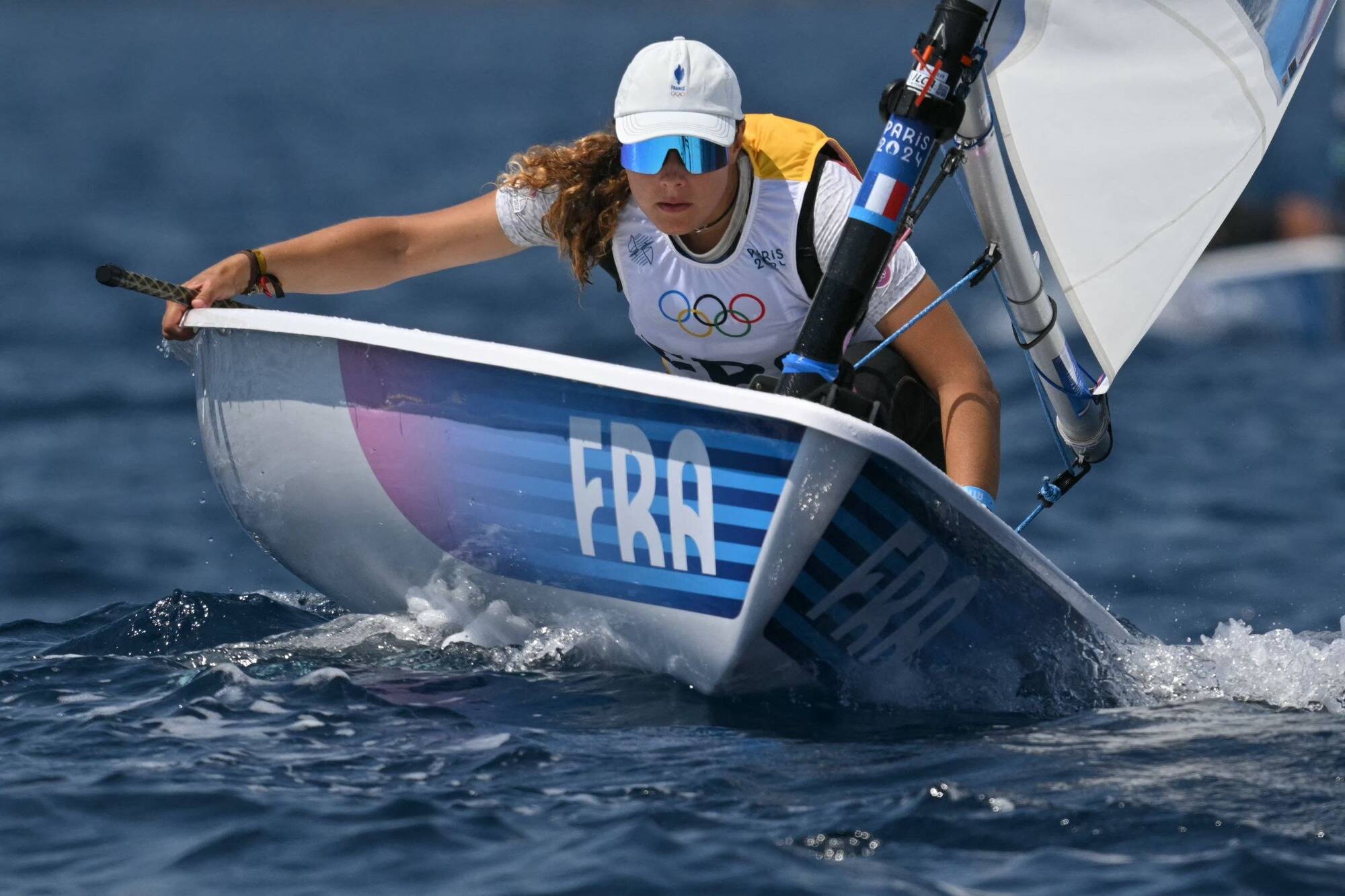 Voile olympique: malgré une "petite boulette", Louise Cervera s'accroche dans le trio de tête en Ilca 6