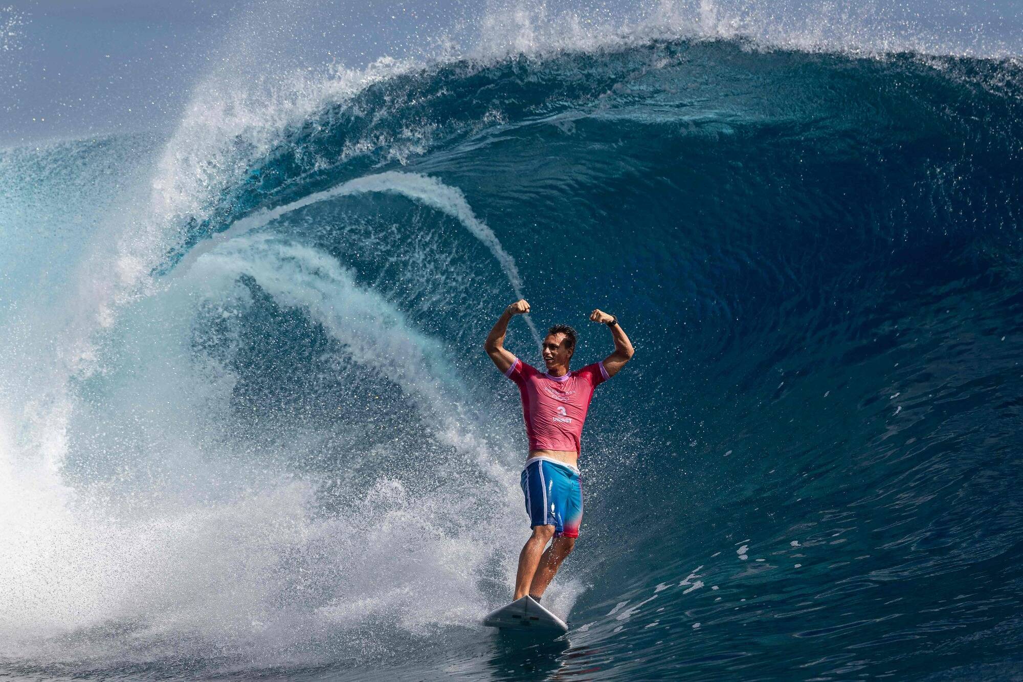 JO-2024: les surprenantes images du champion olympique français qui surfe sur la Seine... avec sa médaille d'or autour du cou