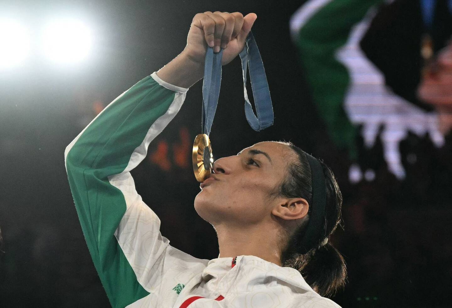 La championne olympique de boxe algérienne Imane Khelif a déposé plainte pour cyberharcèlement à Paris