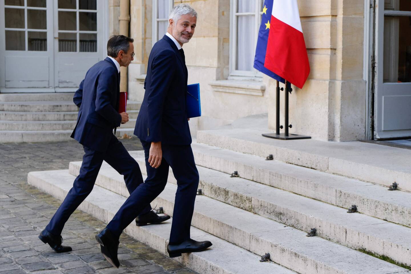 Tensions avec les macronistes jusqu'au président, velléités des LR, fin de non-recevoir de la gauche : deux semaines après sa nomination à Matignon, les embûches continuent pourtant de s'accumuler pour Michel Barnier.