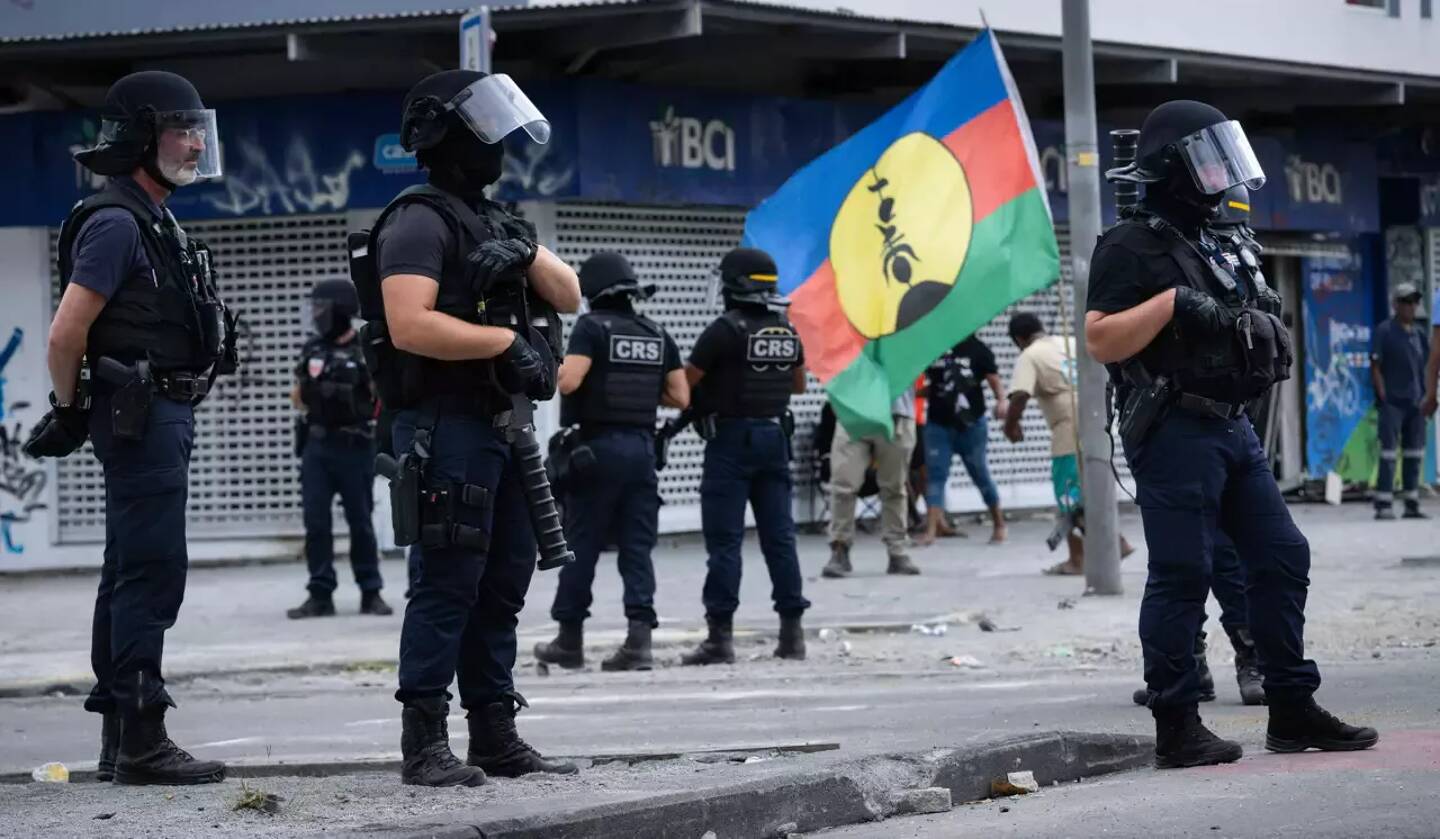 Onze policiers ont été blessés lundi en Martinique lors d'affrontements avec des militants contre la vie chère qui menaient une action de blocage au Lamentin, sur un des principaux axes routiers de l'île.