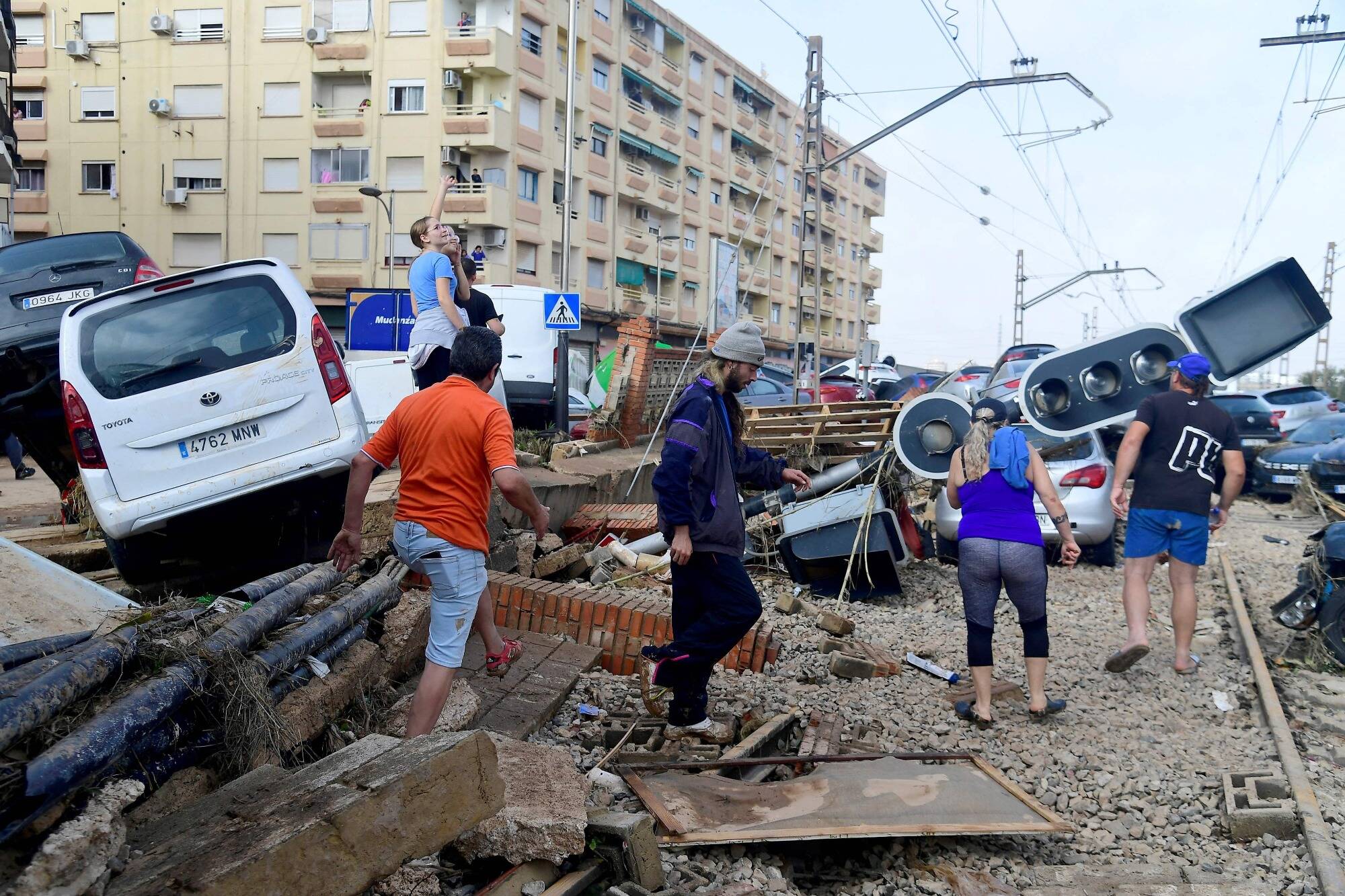 Sa voiture est détruite dans les inondations en Espagne: son patron l'incendie car il arrive en retard au travail