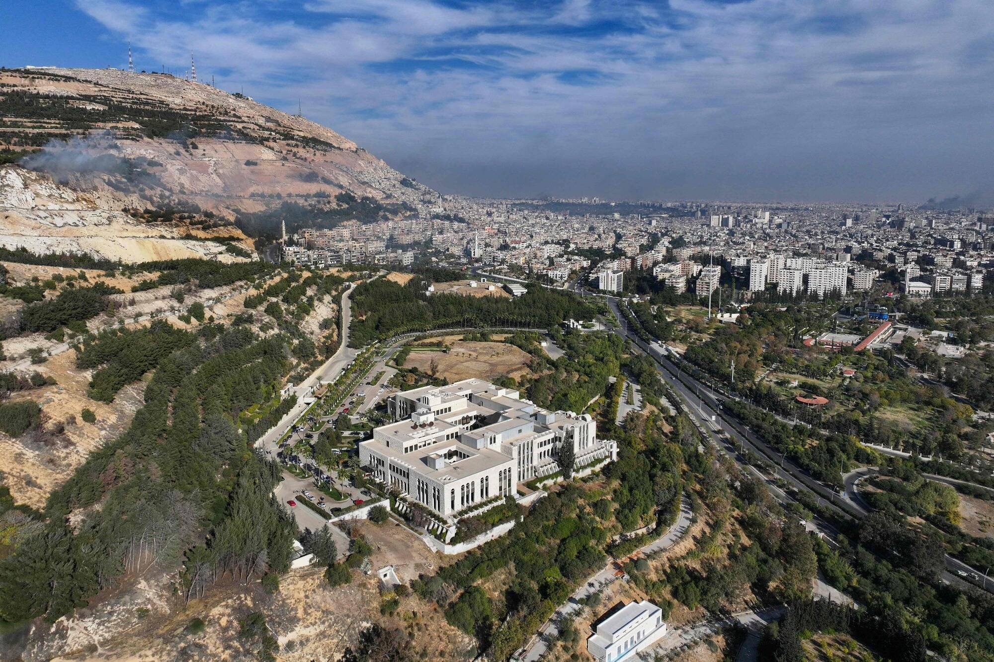 Louis Vuitton, Ferrari, Audi... Les images du luxe inouï de la résidence du dictateur Bachar al-Assad