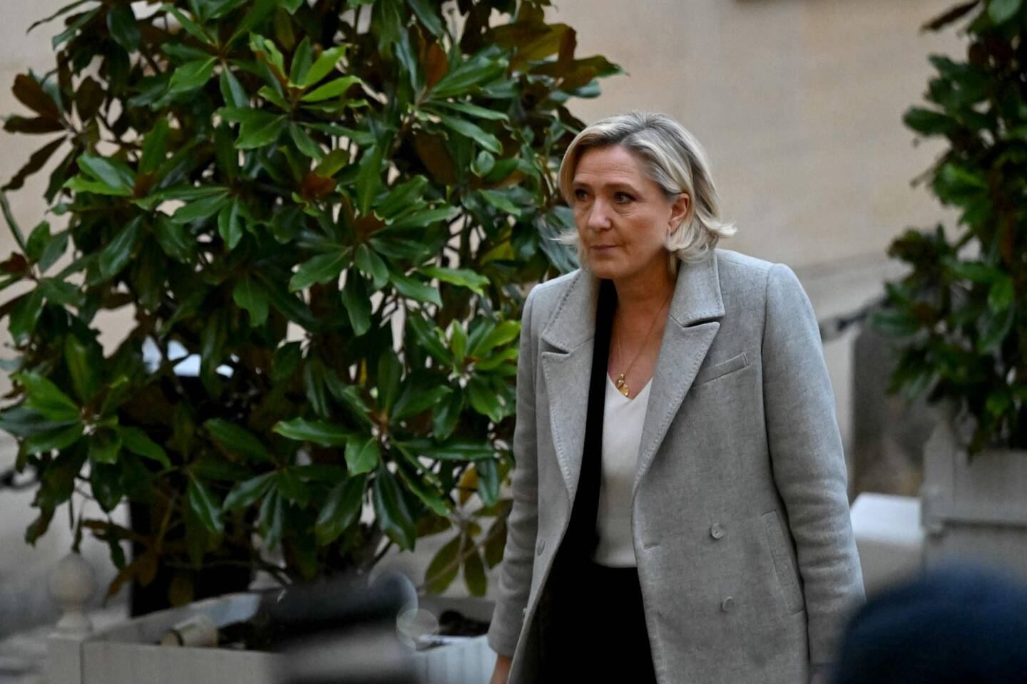 Marine Le Pen arrivant à Matignon, ce lundi matin. 