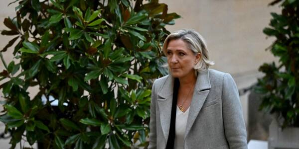 Marine Le Pen arrivant à Matignon, ce lundi matin. 